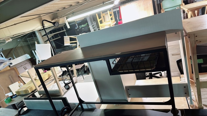 Bàn học có ngăn dưới đèn học có bánh xe