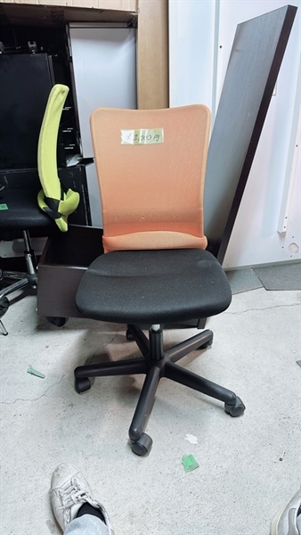 Ghế xoay ko vịn lưới cam đen