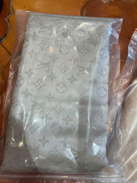 Khăn LV hoa xám (PN) KG+