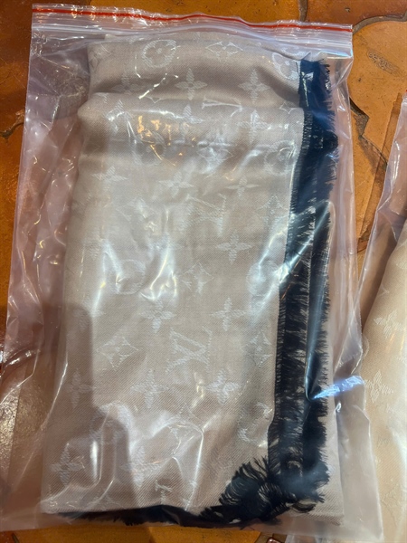 Khăn LV hoa nâu (PN) KG+