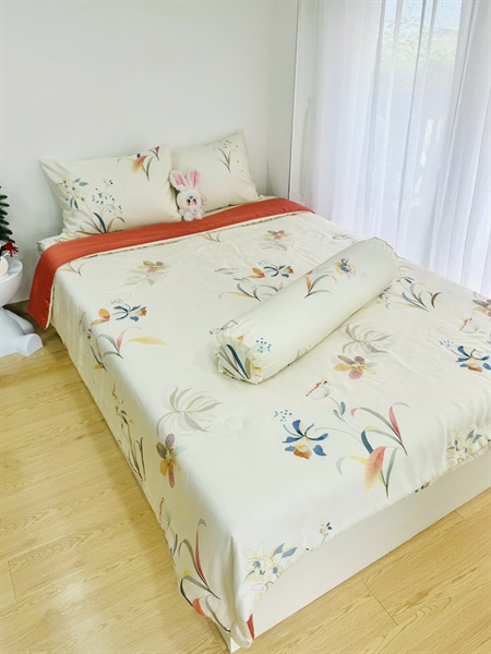 Bộ drap 4 món Tencel 60s họa tiết hoa lan cam đất nền be nhạt