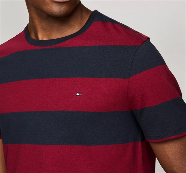 TOMMY HILFIGER REG CỔ TRÒN ĐỎ ĐEN JB116