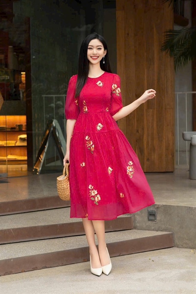 Đầm nữ thiết kế thêu nổi hoa đỏ cổ tròn tay lửng búp form midi xoè