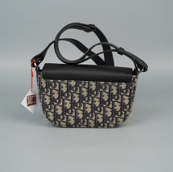 Túi Dior Sadle Pouch xám nắp đen (16-BO-0213) sz17 +