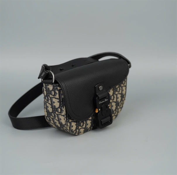Túi Dior Sadle Pouch xám nắp đen (16-BO-0213) sz17 +