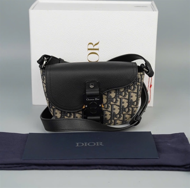 Túi Dior Sadle Pouch xám nắp đen (16-BO-0213) sz17 +