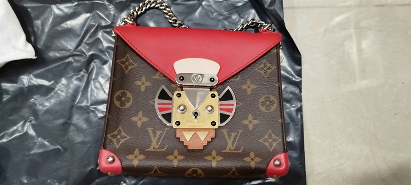 Túi LV Tribal Mask Pochette hoa nâu nắp đỏ sz18 (HC) +