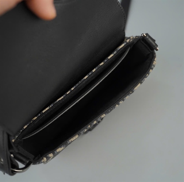 Túi Dior Sadle Pouch xám nắp đen (16-BO-0213) sz17 +