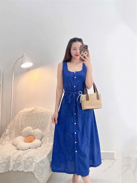 Đầm nữ thiết kế cổ vuông 2 túi phối hàng nút trắng kèm dây thắt eo