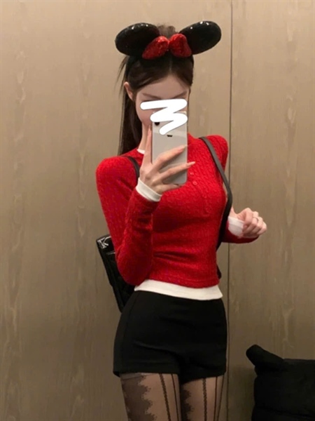 Set nữ thiết kế áo body trắng tay dài phối áo cổ trụ đỏ và chân váy đen