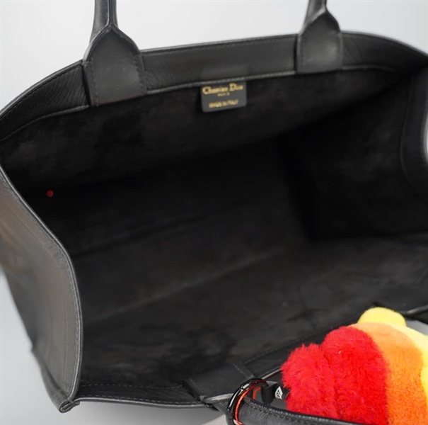 Túi Dior tote đen kèm charm sz36 KG+
