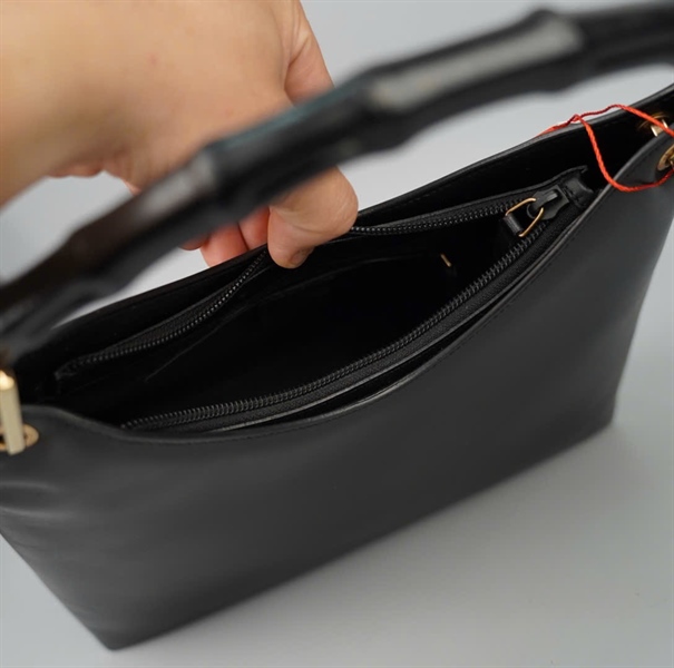 Túi GG kẹp nách đen quai trúc (101292213048) sz26 KG+