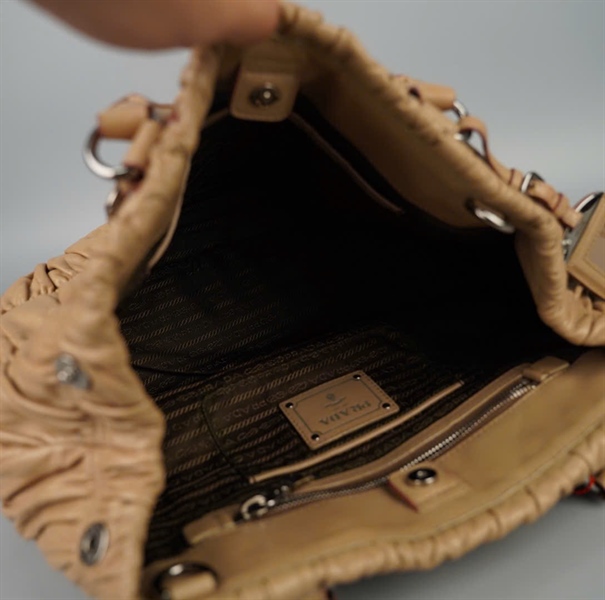 Túi Prada da nhăn màu nude sz36 KG+