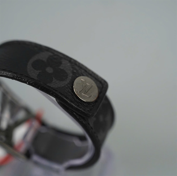 Vòng tay LV hoa đen mặt logo +