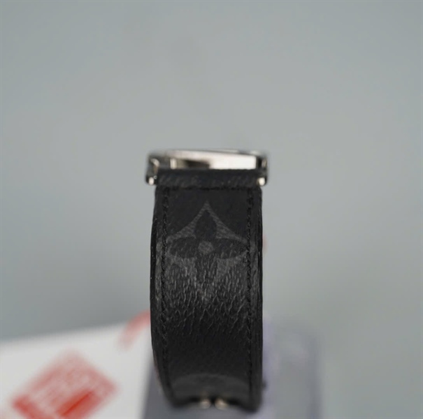 Vòng tay LV hoa đen mặt logo +