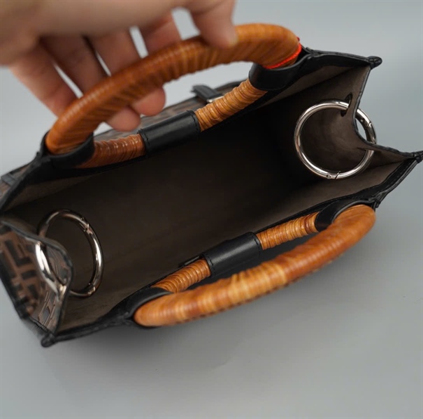 Túi Fendi handle nâu đen in nổi sz28 KG+