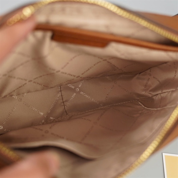 Túi MK xám viền nâu kèm ví gấp 2 sz24 KG+