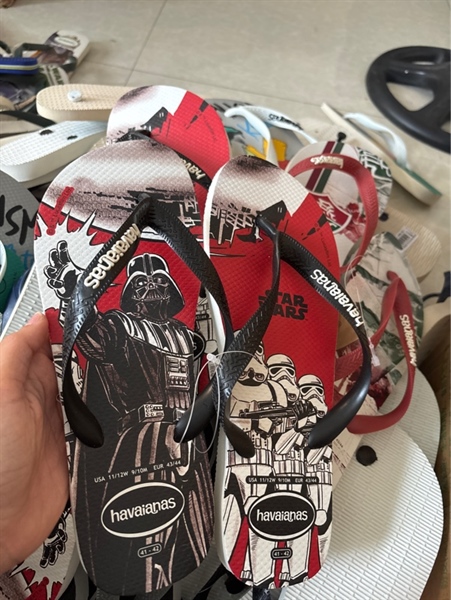 Robot đen trắng quai đen nền đỏ