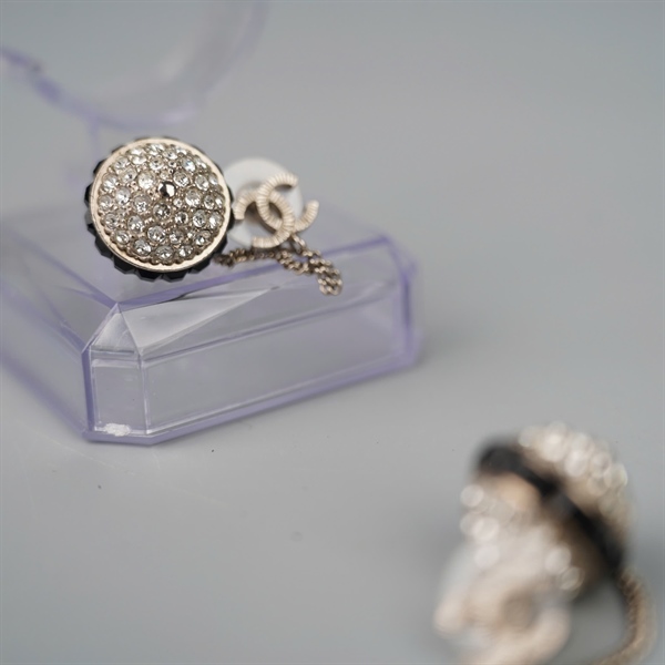 Bông tai Chanel hạt châu (B17P) KG+