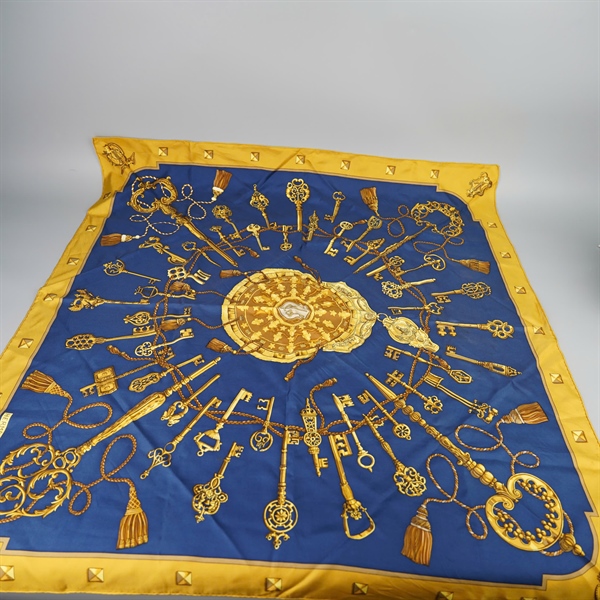 Khăn Hermes xanh đen viền vàng họa tiết KG+