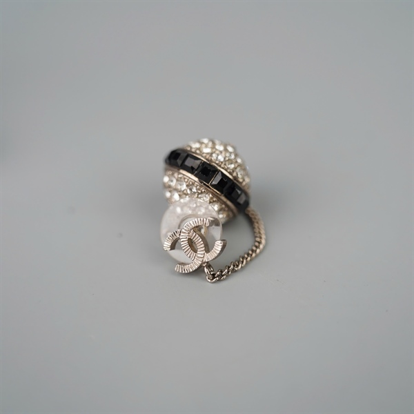 Bông tai Chanel hạt châu (B17P) KG+