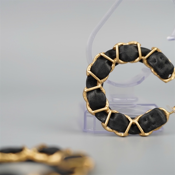 Bông tai Chanel chữ C phối da (A20P) KG+