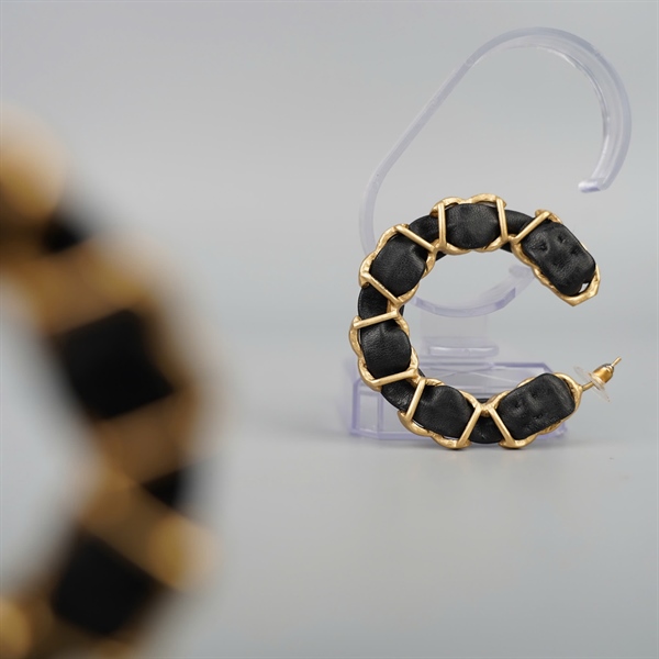 Bông tai Chanel chữ C phối da (A20P) KG+