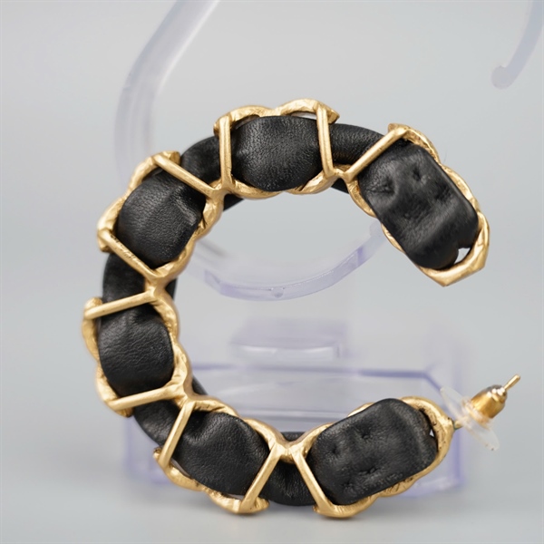 Bông tai Chanel chữ C phối da (A20P) KG+