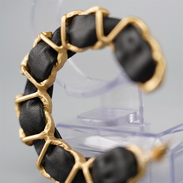 Bông tai Chanel chữ C phối da (A20P) KG+