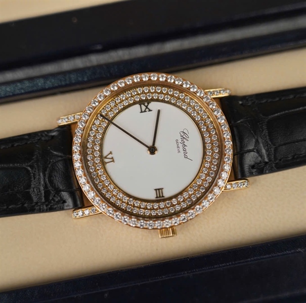 Đồng hồ Chopard mặt tròn đính kim dây đen có giấy kiểm định (604676) +