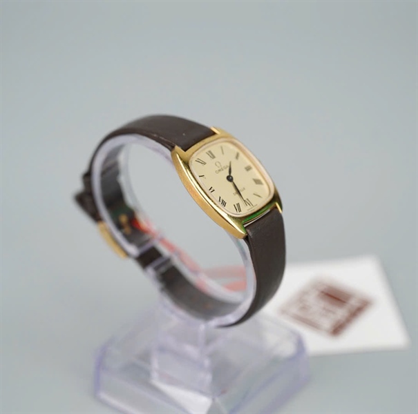 Đồng hồ Omega mặt vuông dây nâu KG+