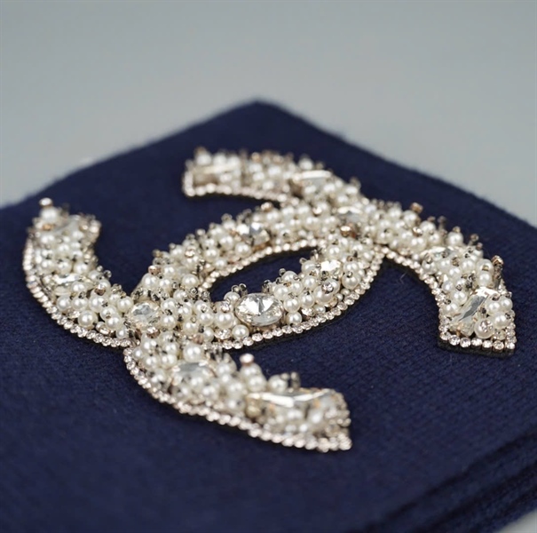 Khăn Chanel xanh logo đính đá KG+