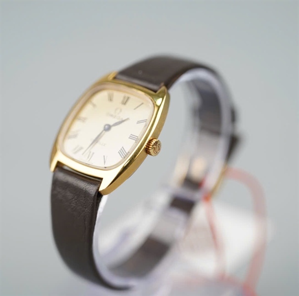 Đồng hồ Omega mặt vuông dây nâu KG+