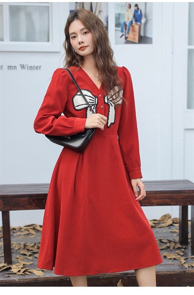 Váy nhung mỏng Duoyi màu đỏ, thêu nơ trắng ở ngực, tay bồng