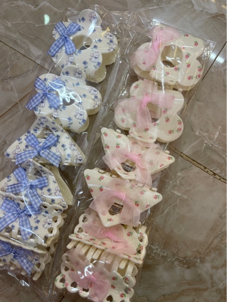 Kẹp hoa có nơ