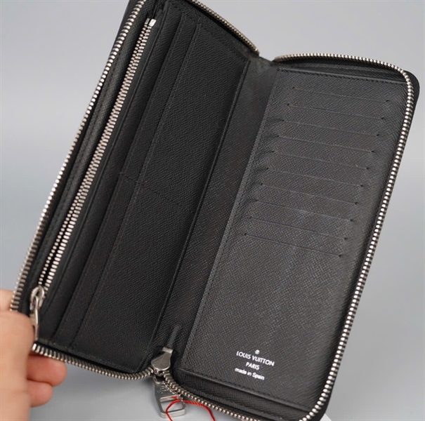 Ví LV khóa zip ô vuông đen KG+