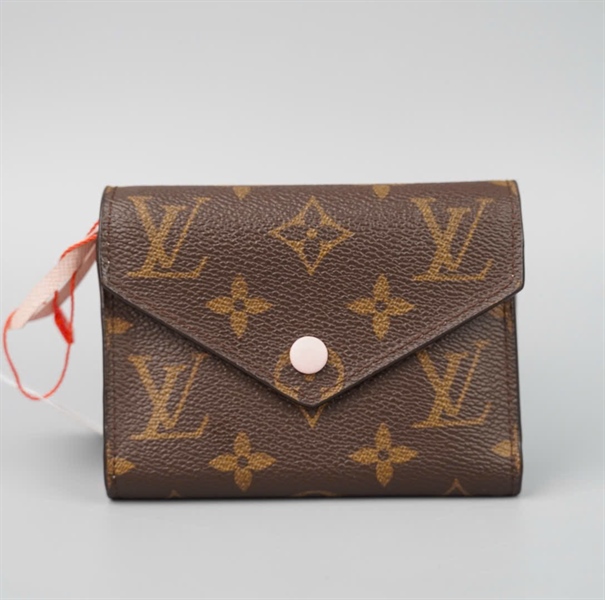 Ví LV hoa nâu nút hồng gập 3 (LT) KG+