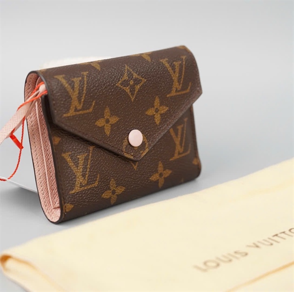 Ví LV hoa nâu nút hồng gập 3 (LT) KG+