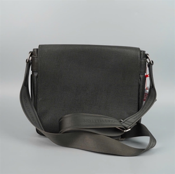 Túi LV đeo chéo vân đen sz26 (LT) KG+