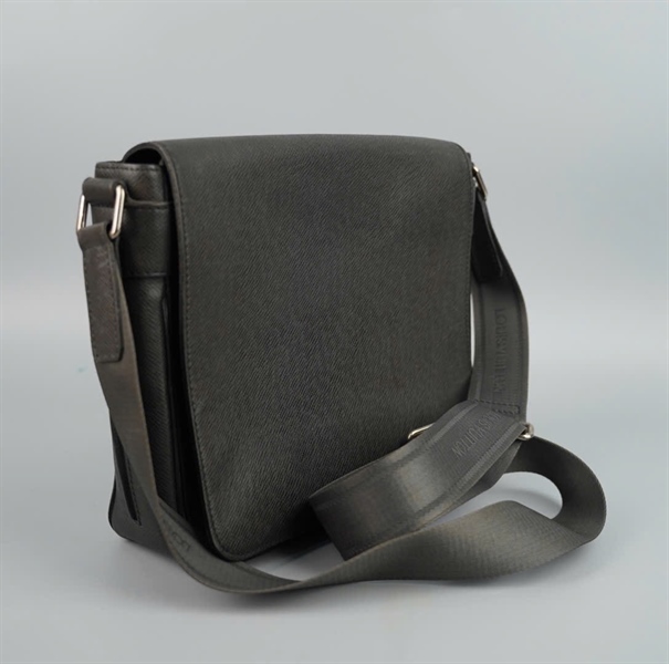 Túi LV đeo chéo vân đen sz26 (LT) KG+