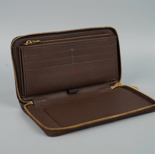 Ví LV ô vuông nâu khóa zip (LT) KG+