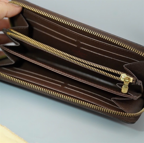 Ví LV ô vuông nâu khóa zip (LT) KG+
