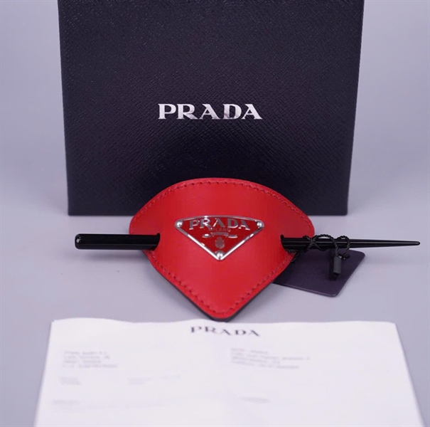 Cài tóc Prada đỏ đen +