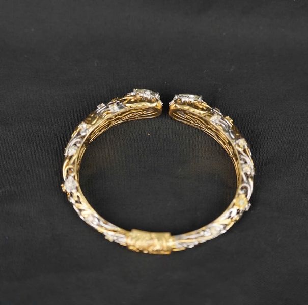 Vòng tay vàng đính đá