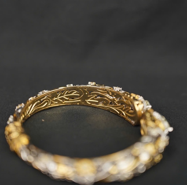 Vòng tay vàng đính đá