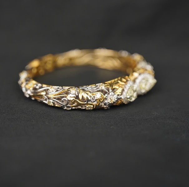 Vòng tay vàng đính đá