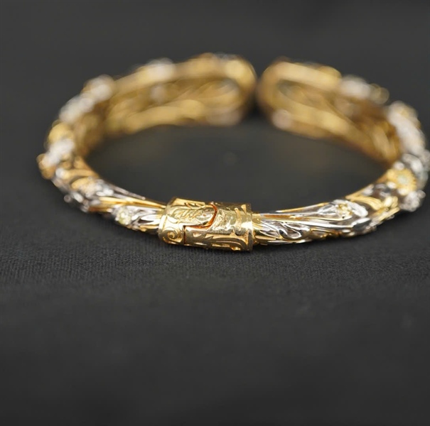 Vòng tay vàng đính đá