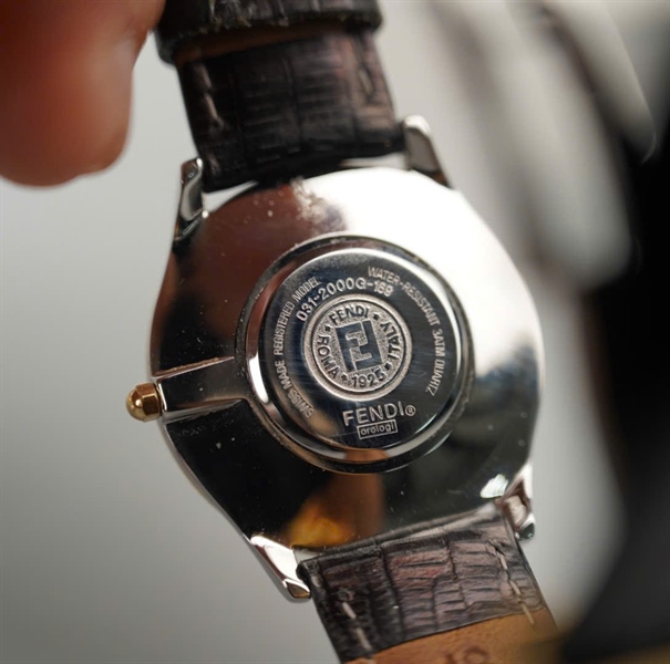 Đồng hồ Fendi mặt tròn quai cá sấu màu đen KG+