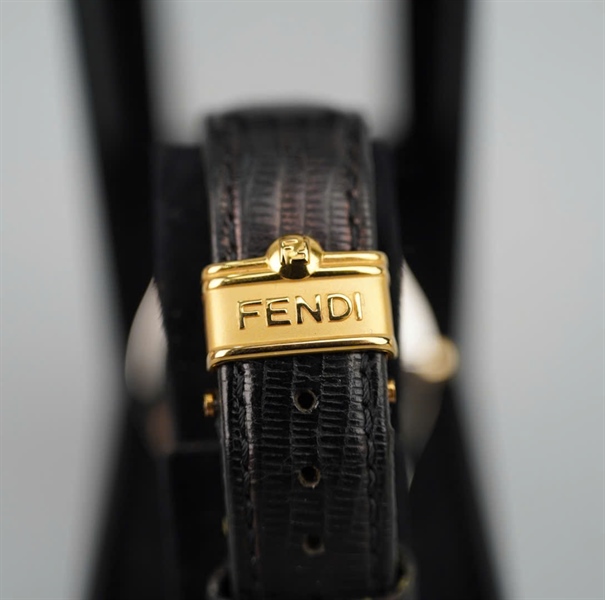 Đồng hồ Fendi mặt tròn quai cá sấu màu đen KG+