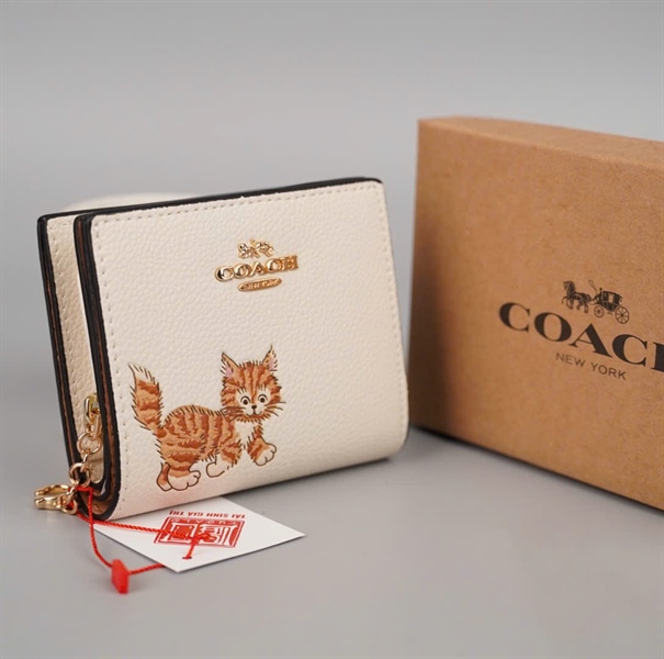 Ví Coach trắng in hình mèo +